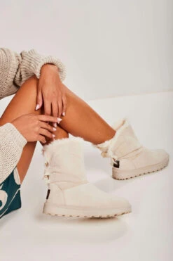 Μποτάκια με Εσωτερική Επένδυση Γούνας & Φιόγκους